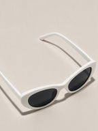 Lentes de sol de armazón cuadrado, color blanco, vista frontal