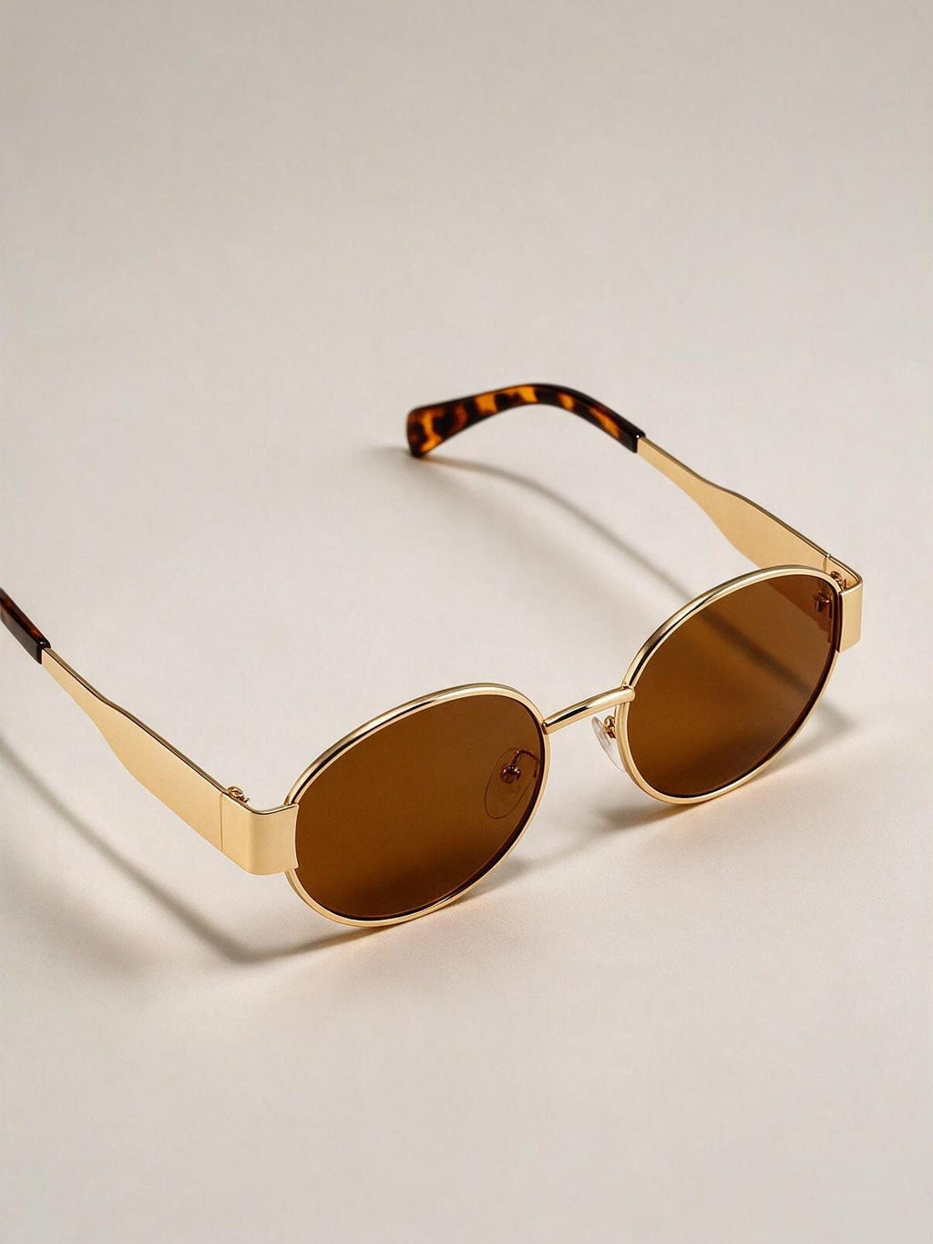 Lentes de sol de armazón metálico fino, cuarta vista