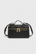 Mini bolsa cofre tejida con detalles dorados, vista frontal