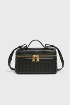 Mini bolsa cofre tejida con detalles dorados, vista frontal