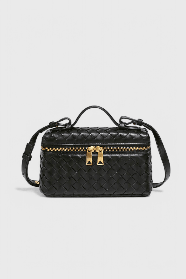 Mini bolsa cofre tejida con detalles dorados, vista frontal