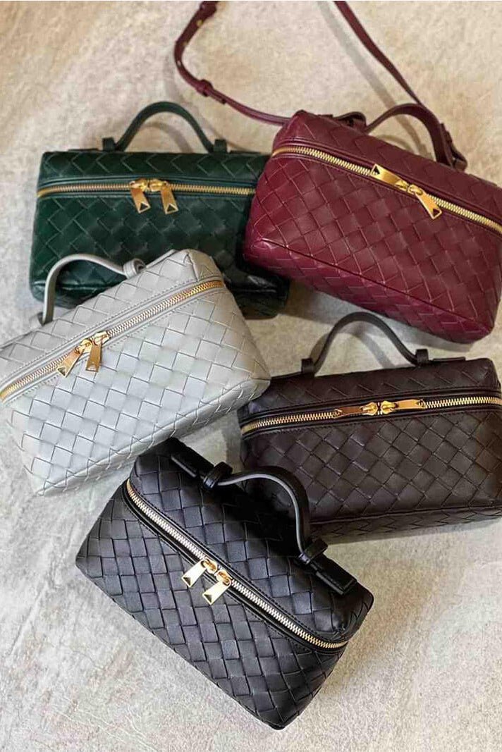 Mini bolsa cofre tejida con detalles dorados, vista 12