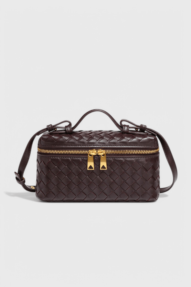 Mini bolsa cofre tejida con detalles dorados, segunda vista