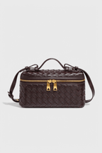 Mini bolsa cofre tejida con detalles dorados, segunda vista