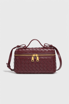 Mini bolsa cofre tejida con detalles dorados, tercera vista