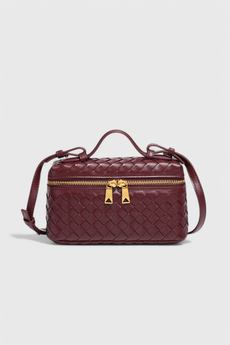 Mini bolsa cofre tejida con detalles dorados, tercera vista