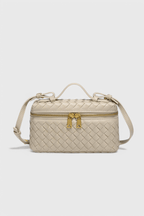 Mini bolsa cofre tejida con detalles dorados, cuarta vista