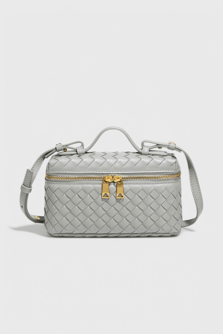 Mini bolsa cofre tejida con detalles dorados, quinta vista