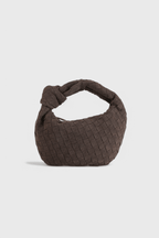 Mini bolsa tejida con nudo, vista frontal