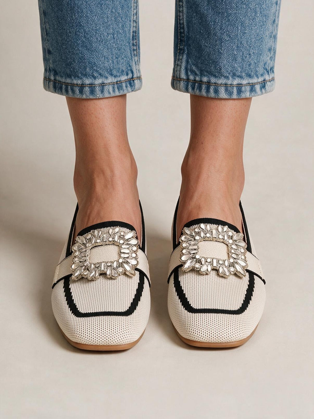 Mocasines con hebilla e inserto de tul, color beige, vista frontal