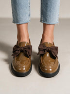 Mocasines de charol con moño, color café, vista frontal