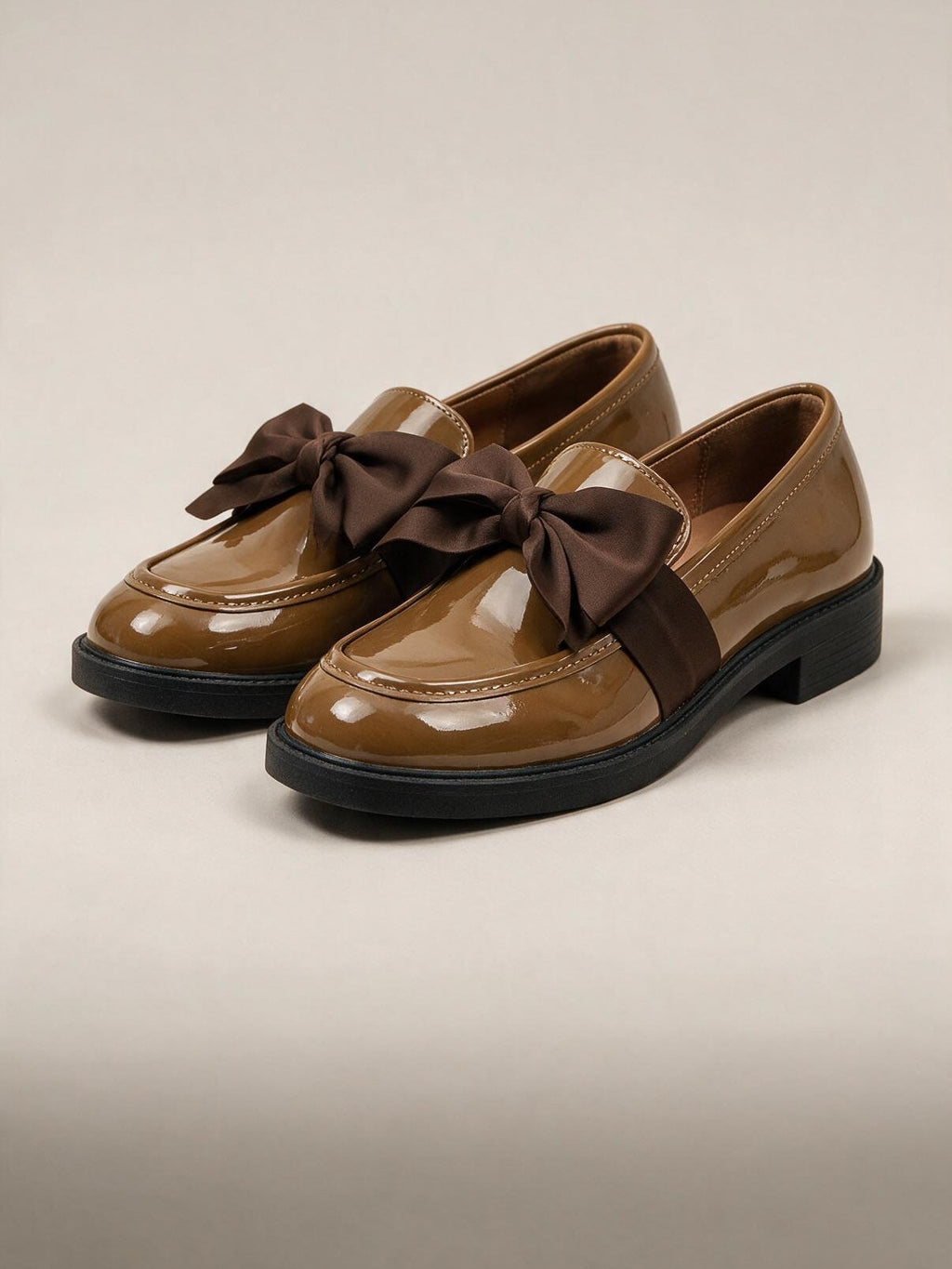 Mocasines de charol con moño, color café, cuarta vista