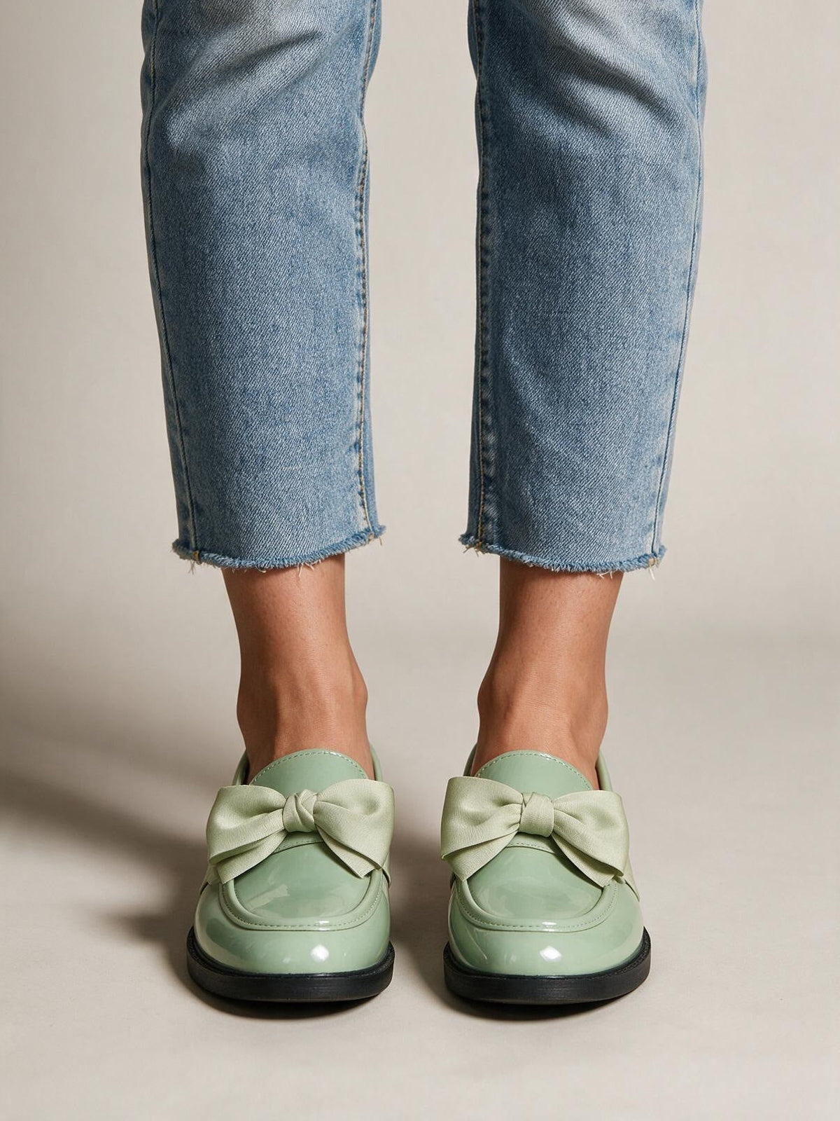 Mocasines de charol con moño, color verde, vista frontal