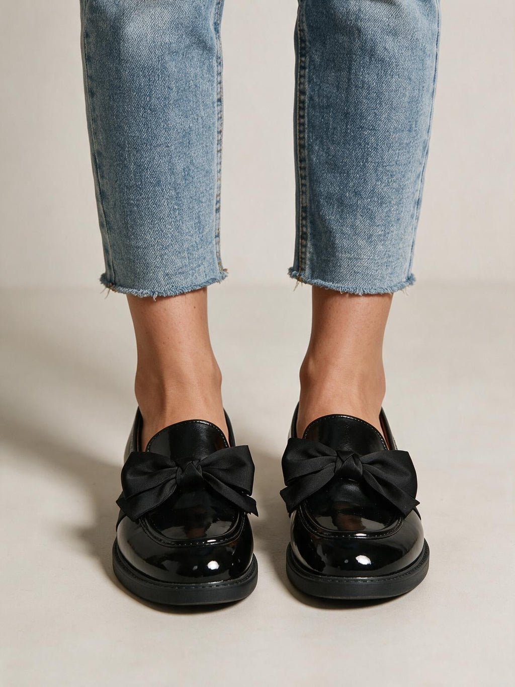 Mocasines de charol con moño, color negro, vista frontal