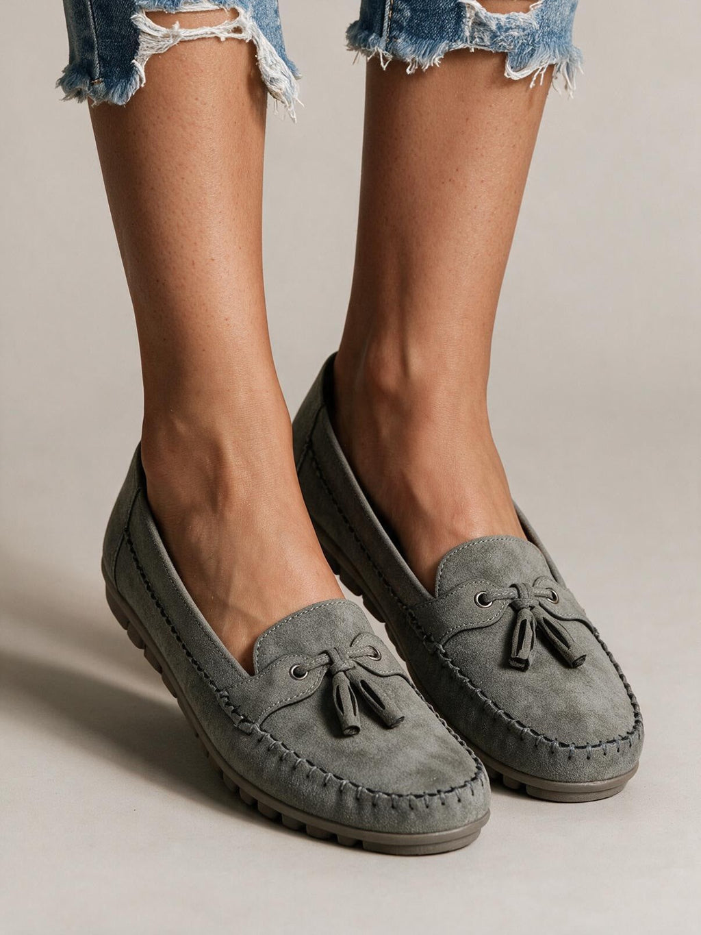 Mocasines de línea elegante, color gris, vista frontal