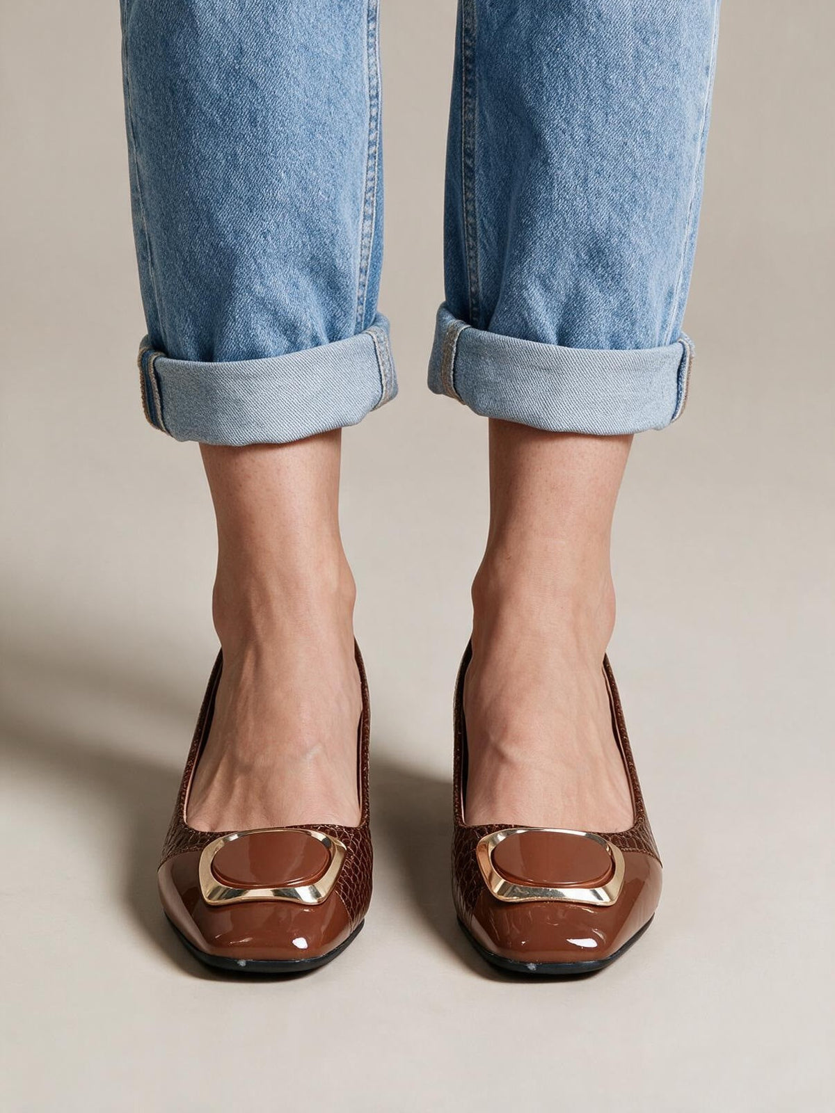 Mocasines de piel con suela suave, color café, vista frontal