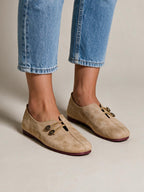 Mocasines clásicos, color caqui, vista frontal
