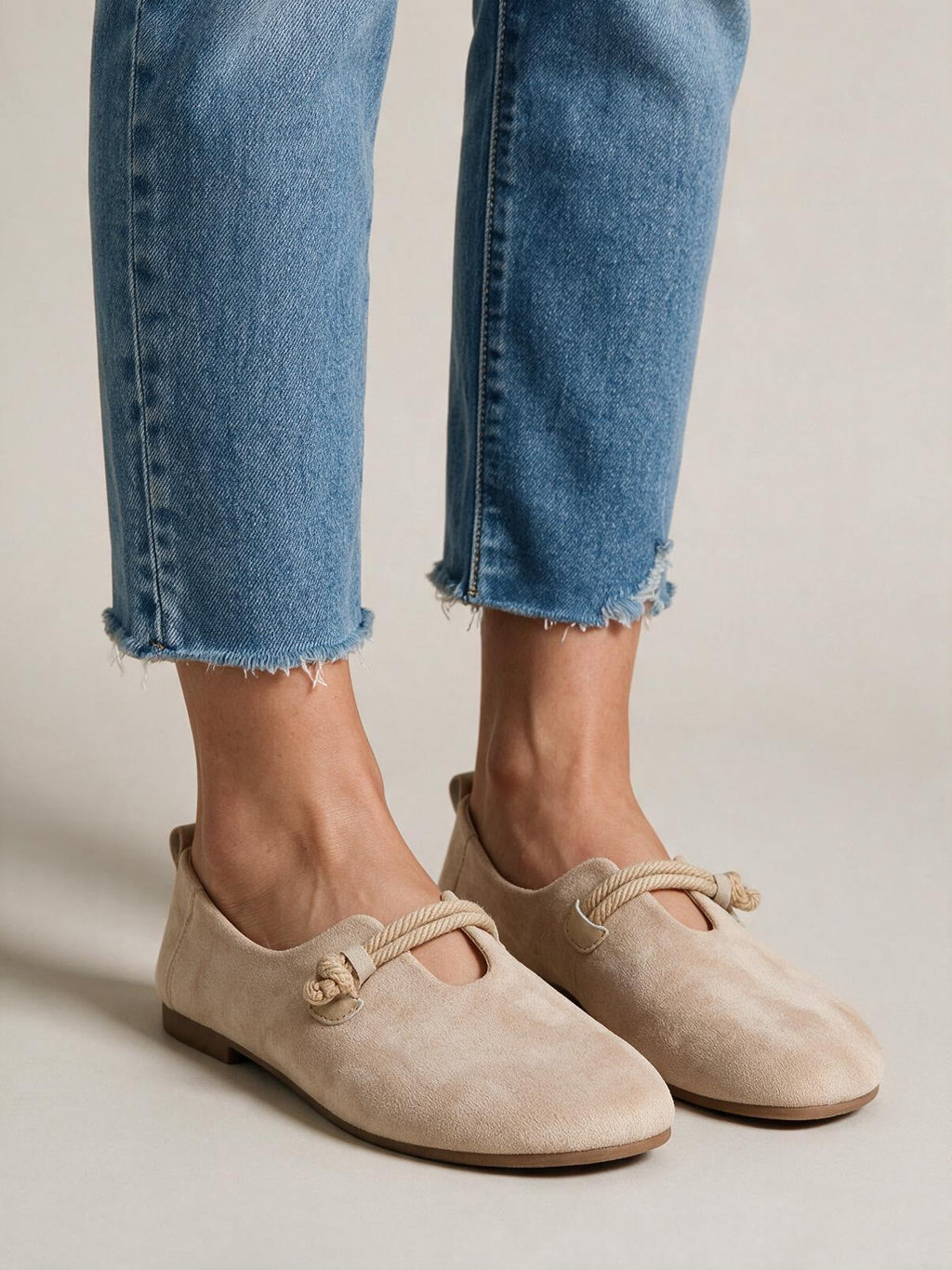 Mocasines con agujetas, color beige, vista frontal