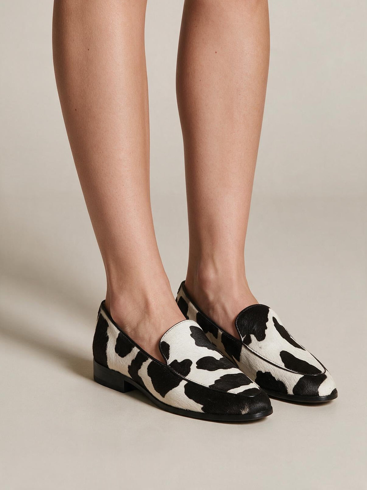 Mocasines negros de líneas limpias, vista frontal