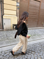 Pantalón brillante con dobladillo globo, color blanco, vista lateral