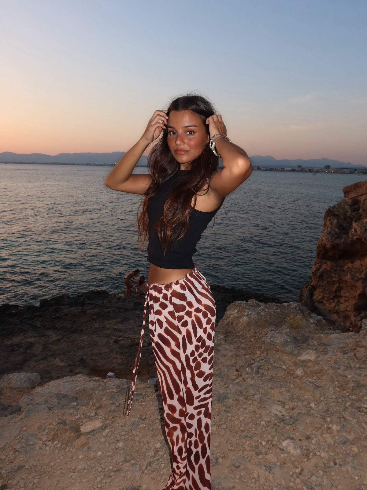 Pantalón fluido con animal print, tercera vista
