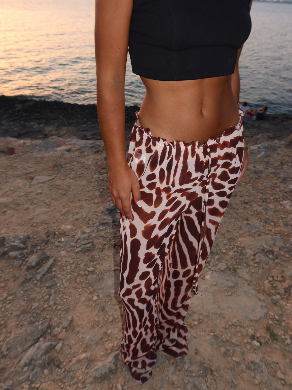 Pantalón fluido con animal print, séptima vista