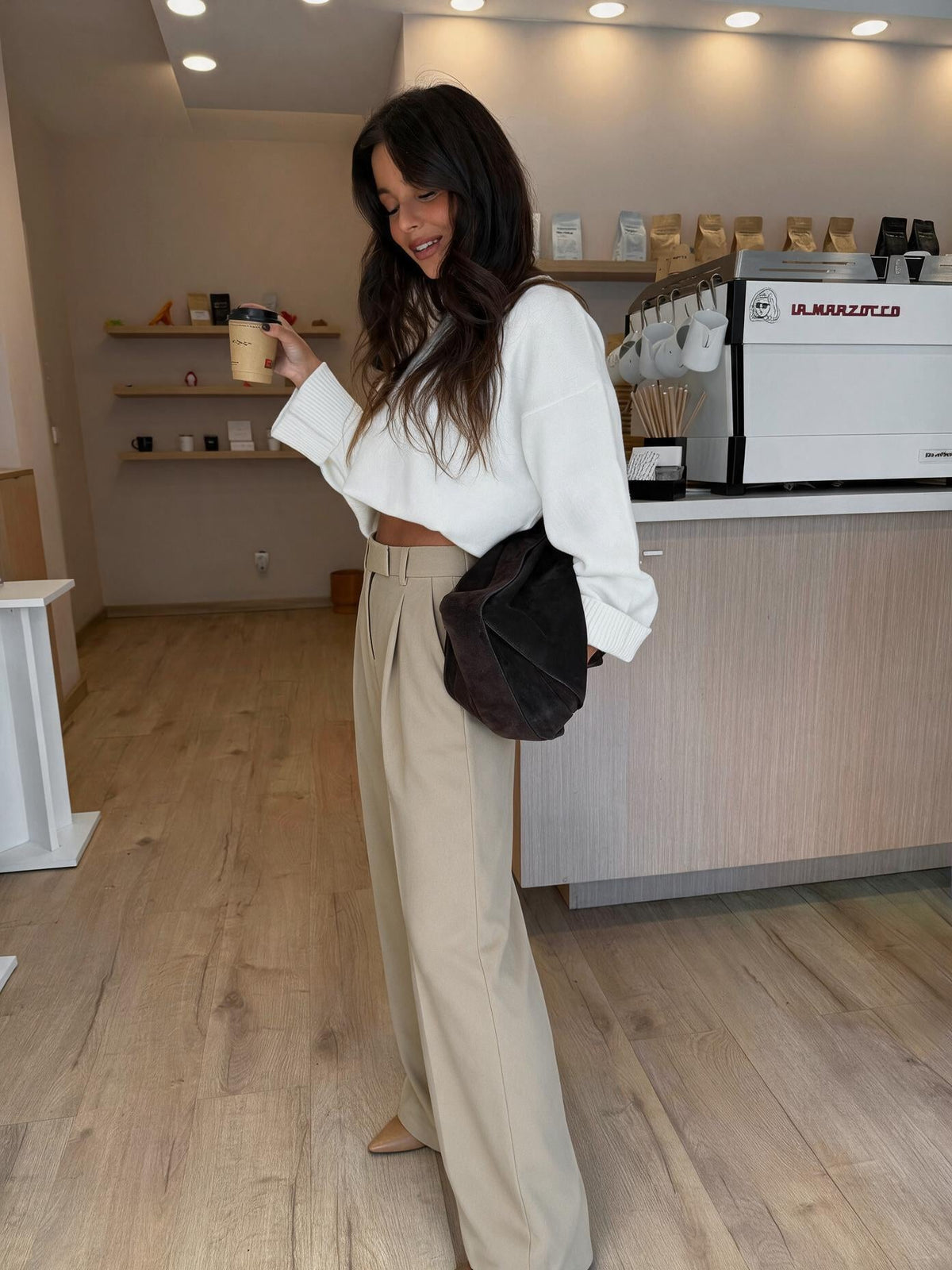 Pantalón palazzo con pinzas, color beige, vista frontal