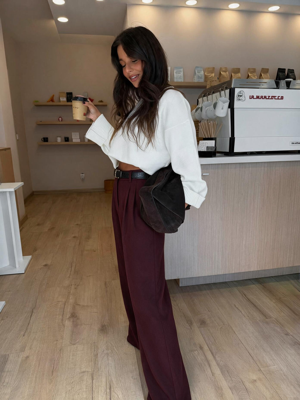 Pantalón palazzo con pinzas, color café, vista frontal