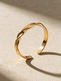 Pulsera con acabado dorado, vista frontal