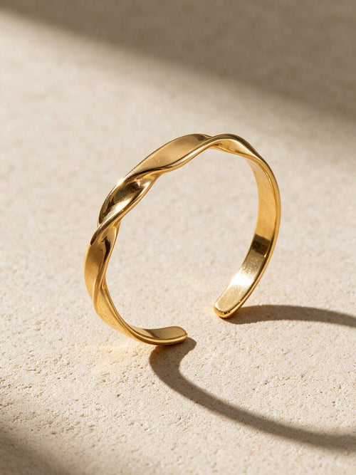 Pulsera con acabado dorado, vista frontal