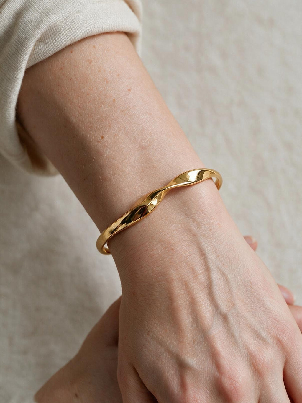 Pulsera con acabado dorado, segunda vista