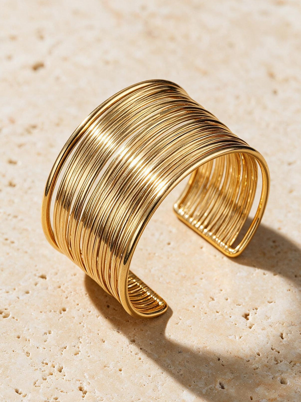 Pulsera dorada estilo retro, vista frontal