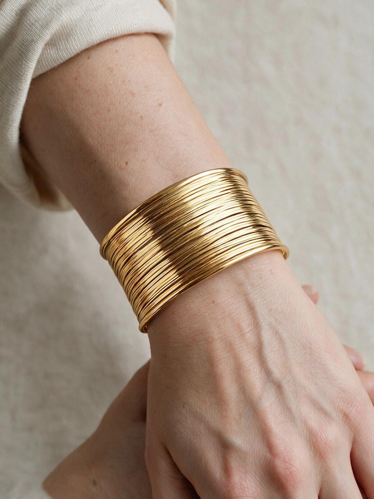 Pulsera dorada estilo retro, tercera vista
