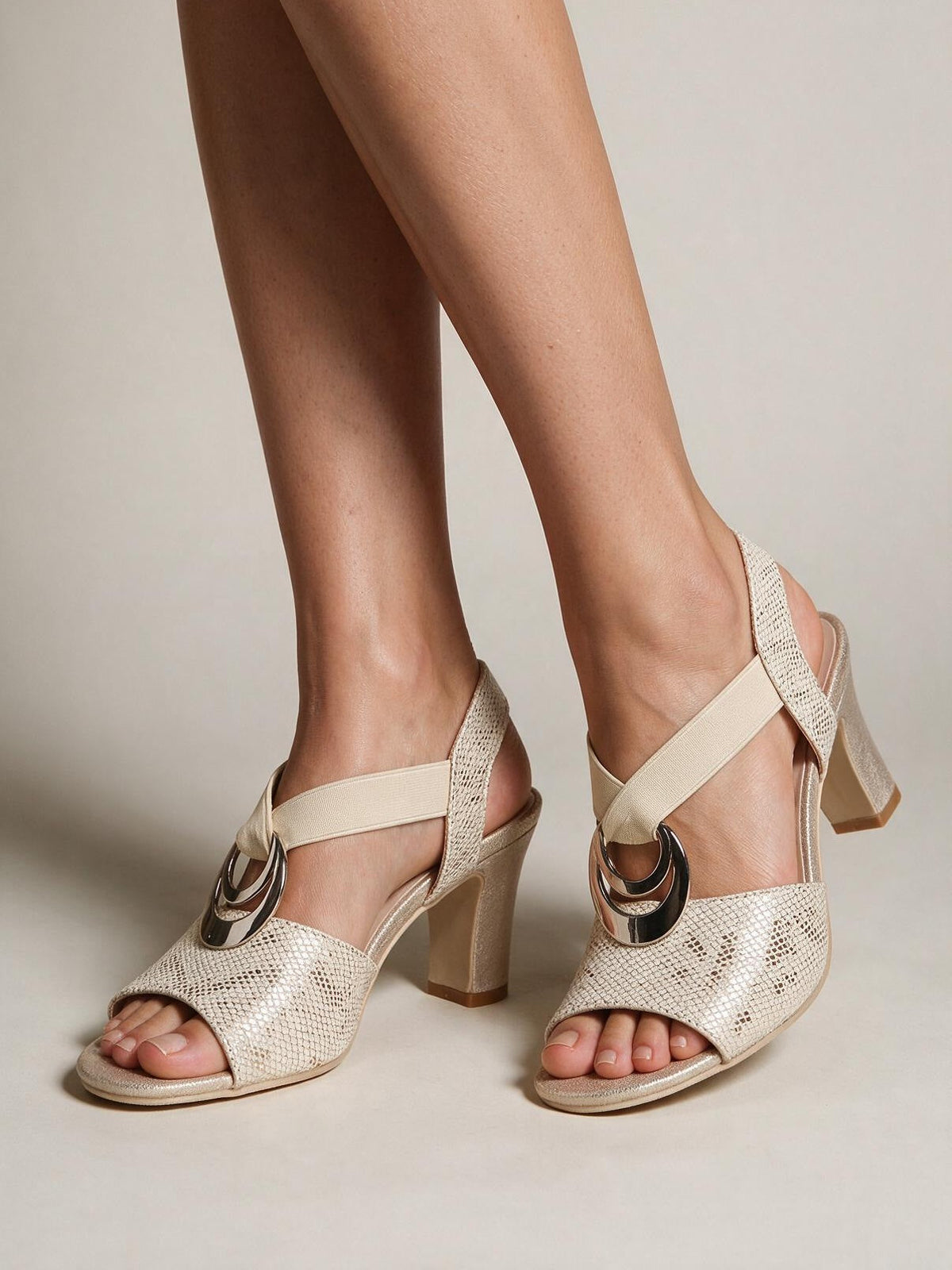 Sandalias de tiras con punta abierta, color beige, vista frontal