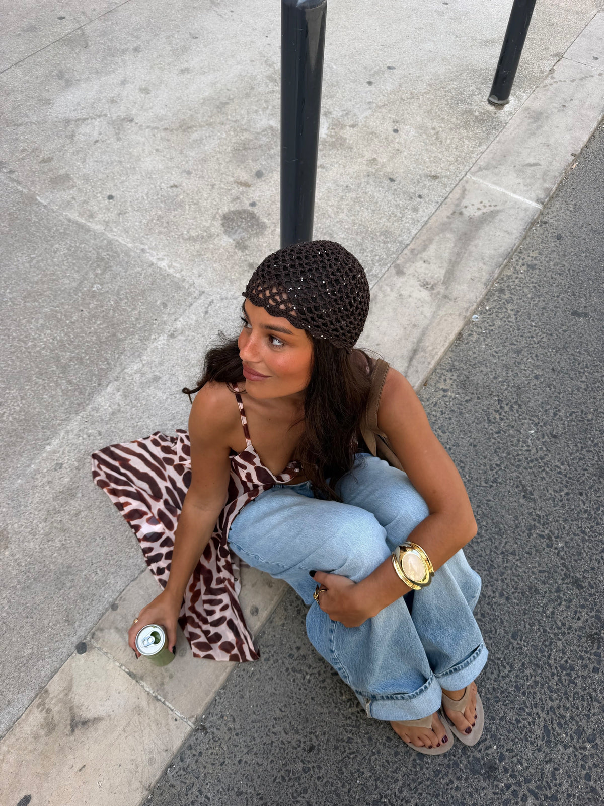 Sombrero de crochet con detalles brillantes, vista frontal