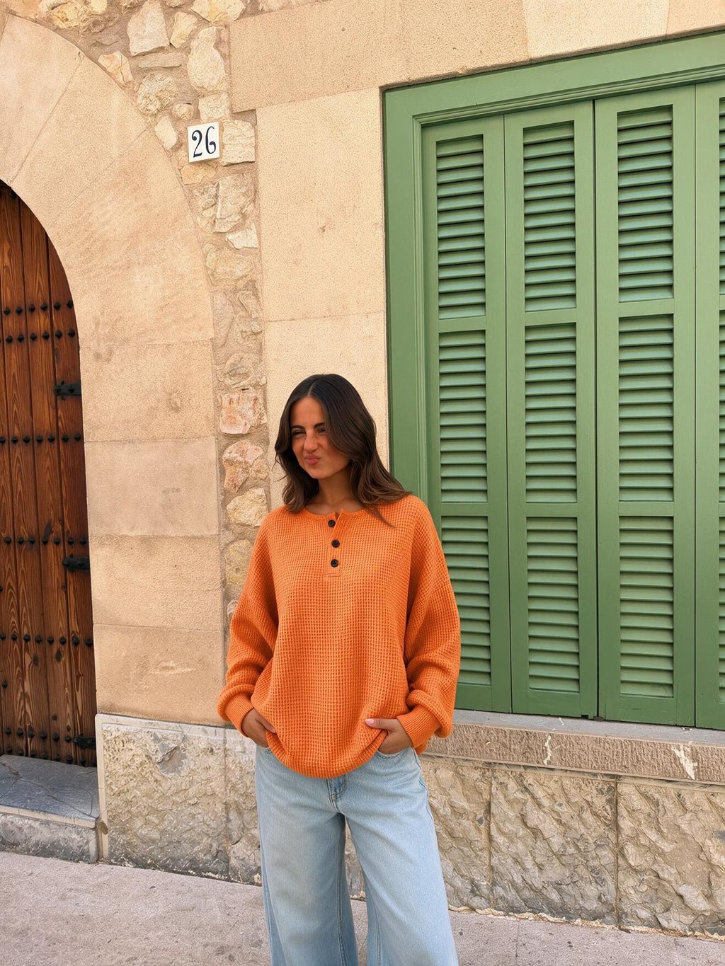 Sudadera waffle con botonadura henley, color naranja, vista frontal