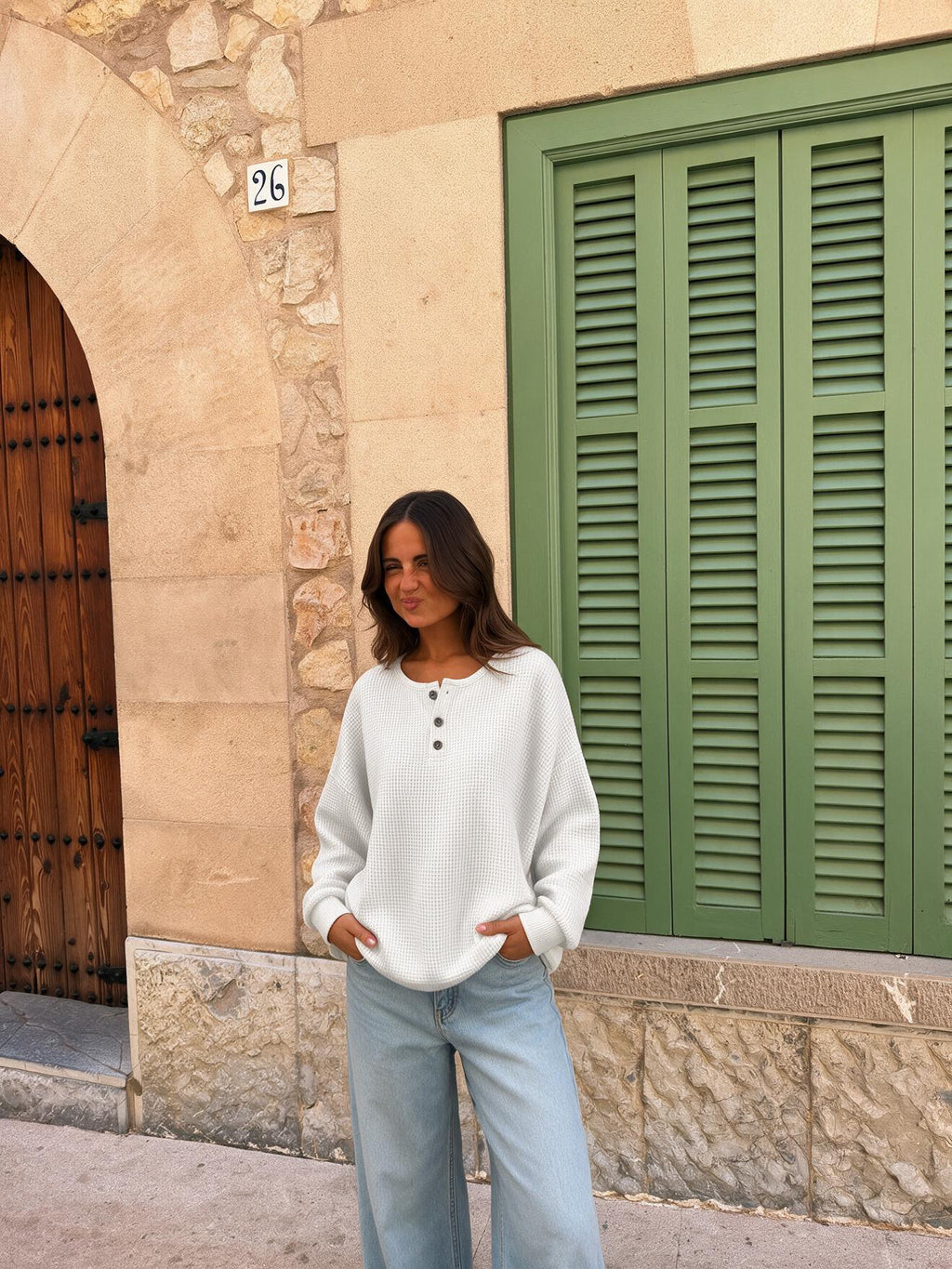 Sudadera waffle con botonadura henley, color blanco, vista frontal