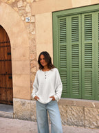 Sudadera waffle con botonadura henley, color blanco, vista frontal