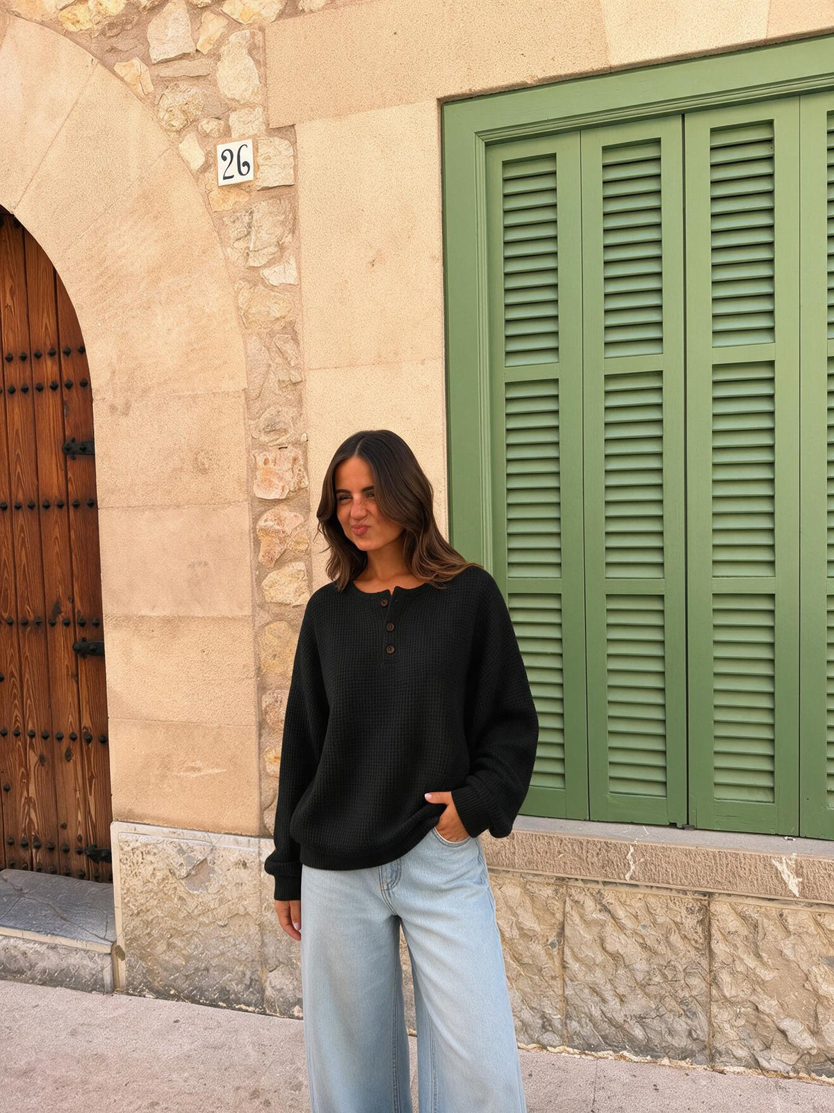 Sudadera waffle con botonadura henley, color negro, vista frontal