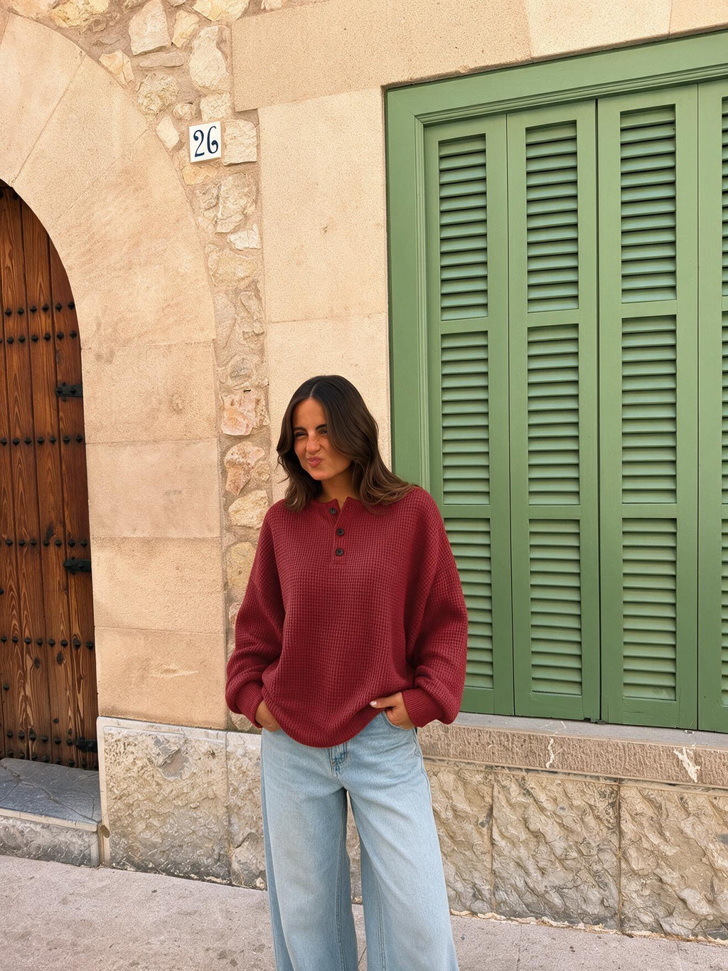 Sudadera waffle con botonadura henley, color rojo, vista frontal