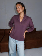 Suéter con cuello chal y escote en V, color morado, vista frontal