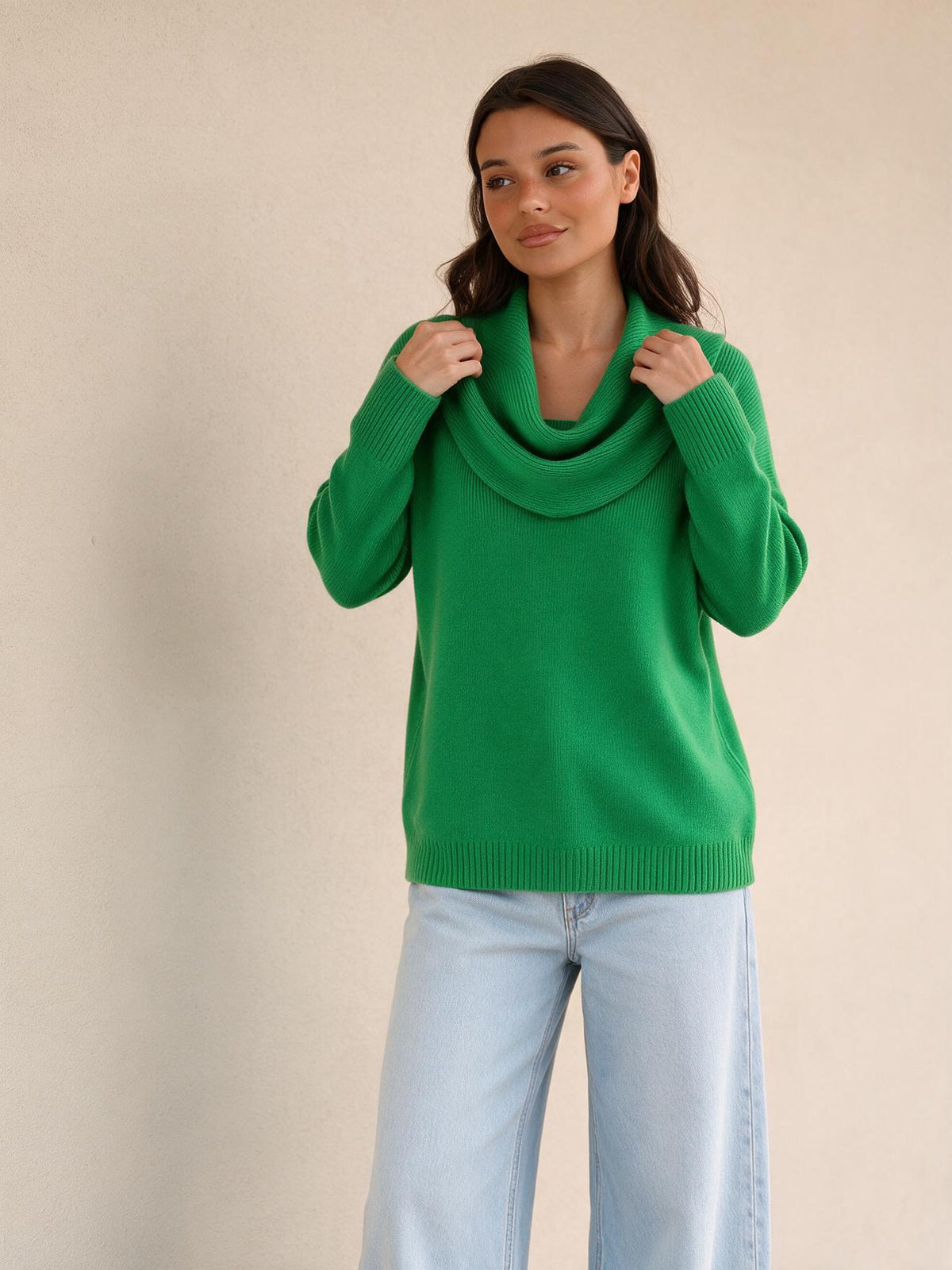 Suéter con cuello drapeado, color verde claro, vista frontal