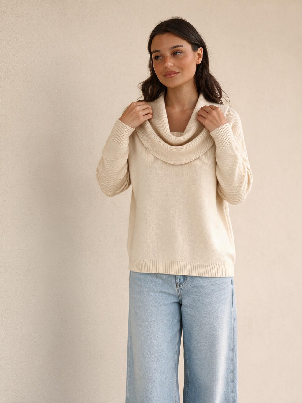 Suéter con cuello drapeado, color beige, vista frontal