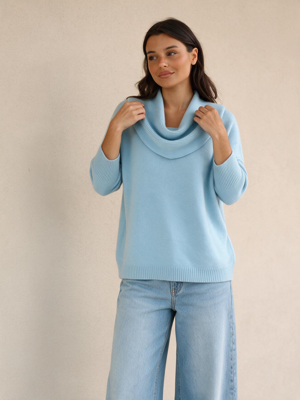 Suéter con cuello drapeado, color azul cielo, vista frontal