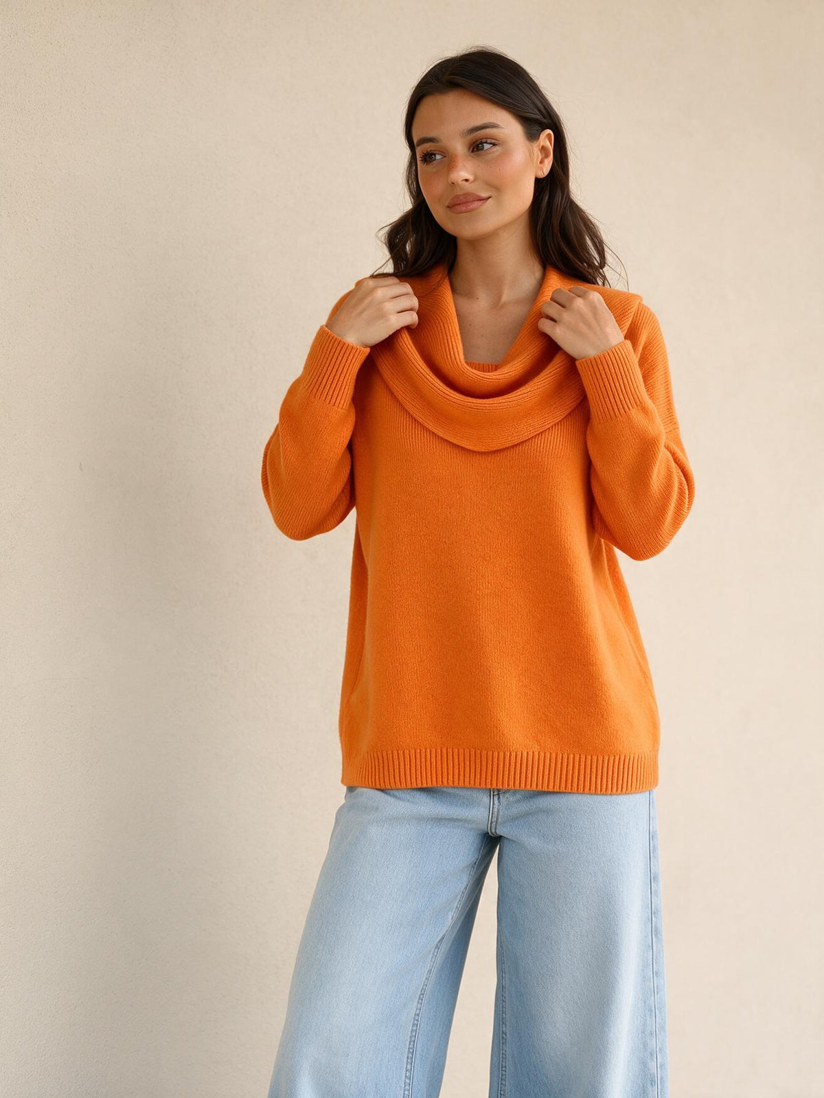 Suéter con cuello drapeado, color naranja, vista frontal