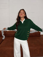 Suéter con cuello polo y botones dorados, color verde, vista frontal