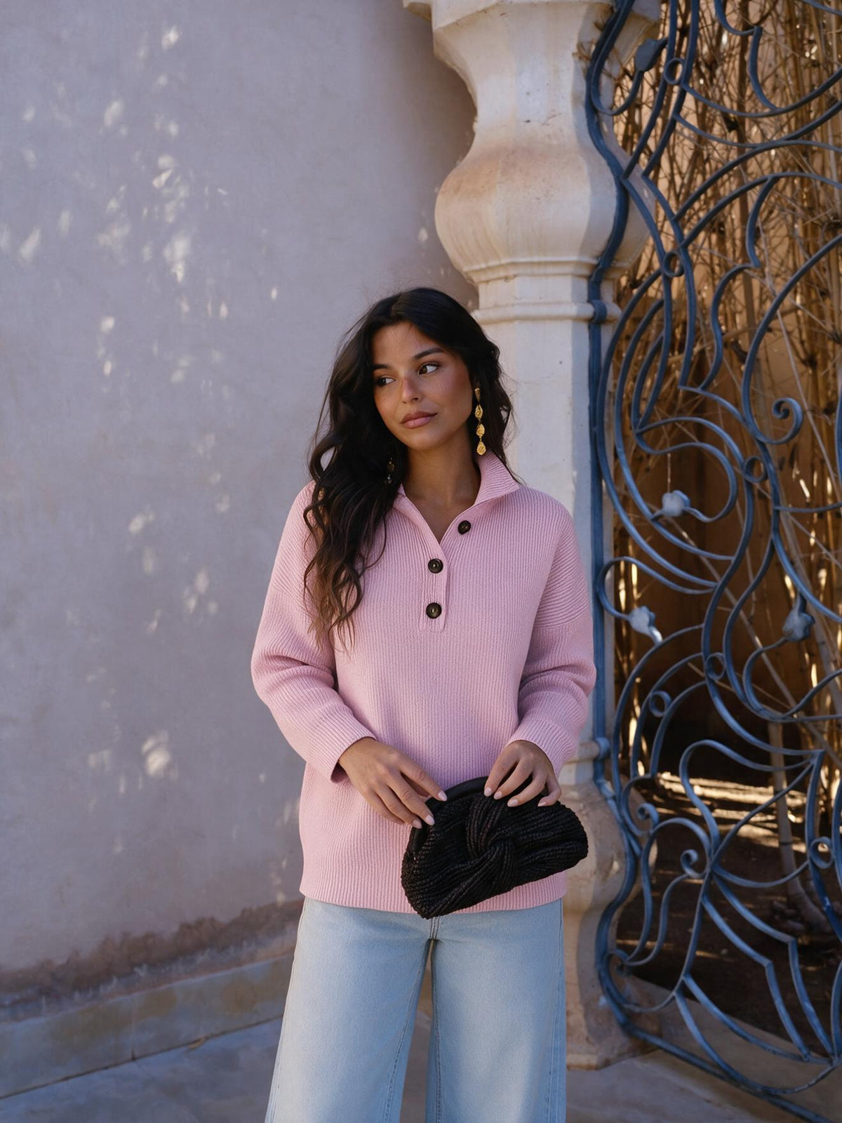 Suéter con cuello polo y escote en V, color rosa palo, vista frontal
