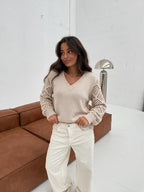 Suéter con escote en V de tejido suave, color beige, vista frontal (2)