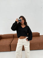 Suéter con escote en V de tejido suave, color negro, vista frontal