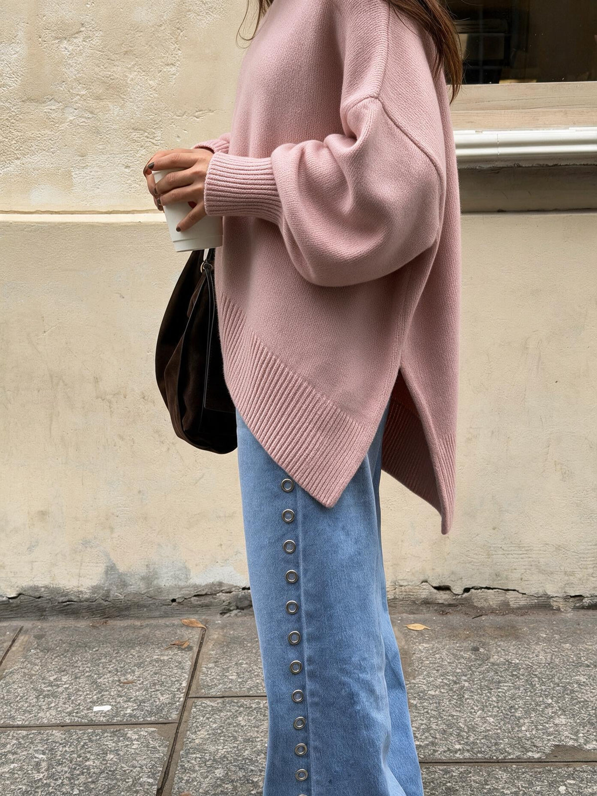 Suéter de tejido suave, color rosa, vista lateral